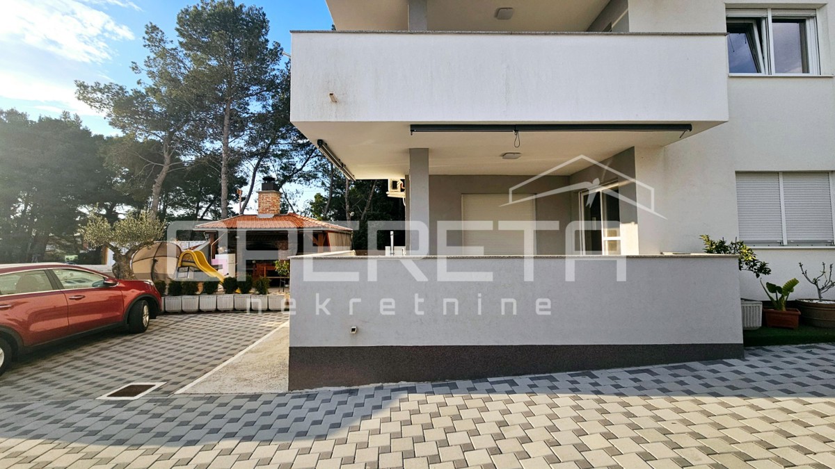 Bibinje, ottimo appartamento con terrazza coperta