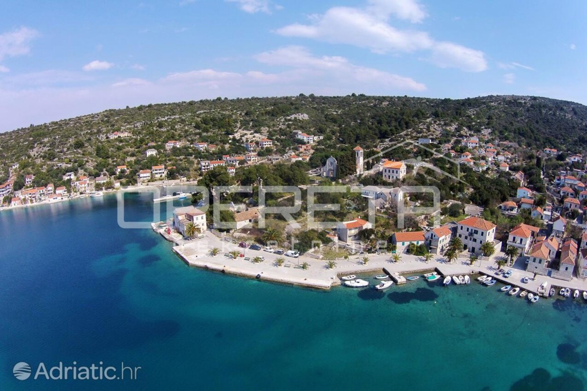 Terreno edificabile di 1252 m² a Drvenik V, vicino al porto.