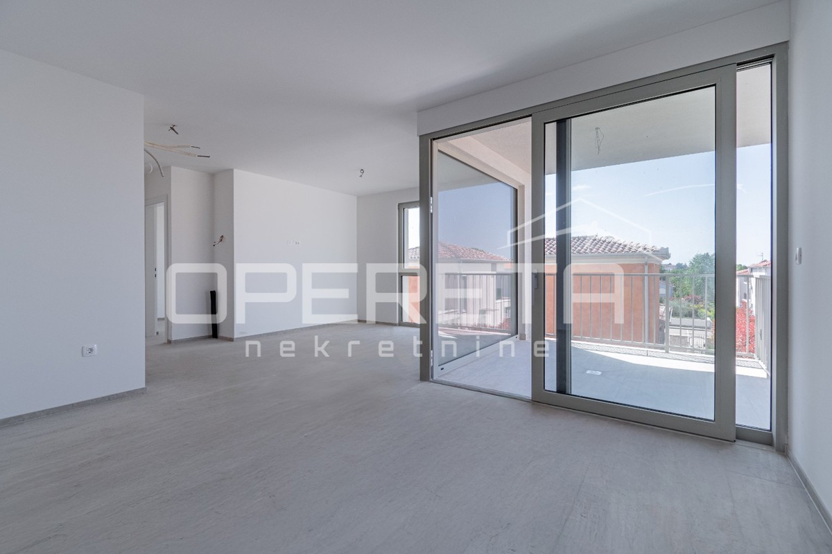 Istria, zona di Novigrad – appartamento monolocale con terrazza sul tetto