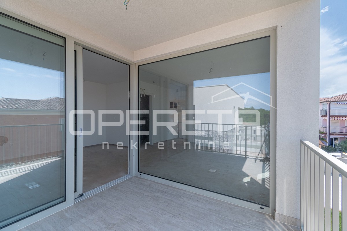 Istria, zona di Novigrad – appartamento monolocale con terrazza sul tetto