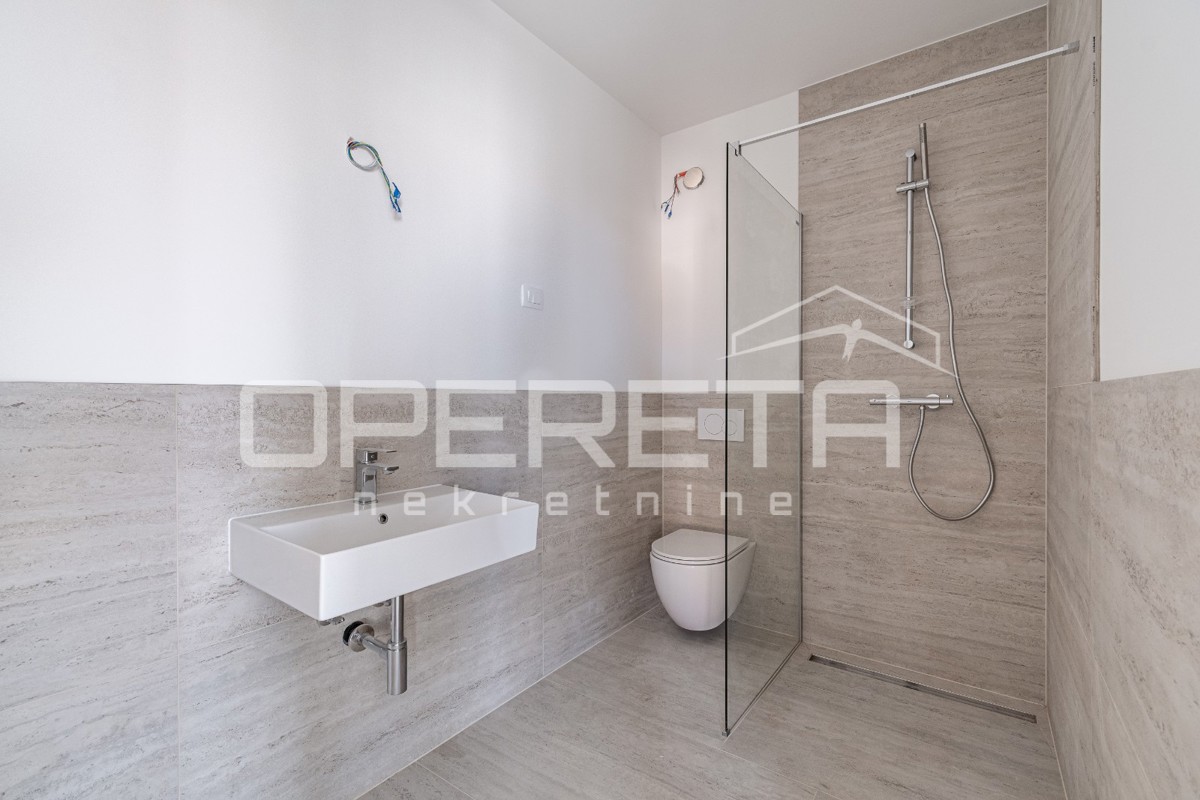 Istria, zona di Novigrad – appartamento monolocale con terrazza sul tetto