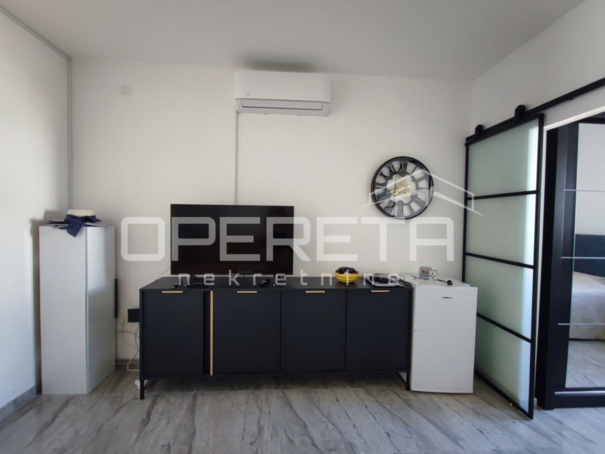 Appartamento di 77 m2, due appartamenti separati, 100 m dalla spiaggia, Vir, Zara