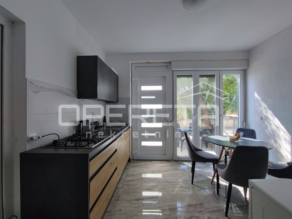 Appartamento di 77 m2, due appartamenti separati, 100 m dalla spiaggia, Vir, Zara