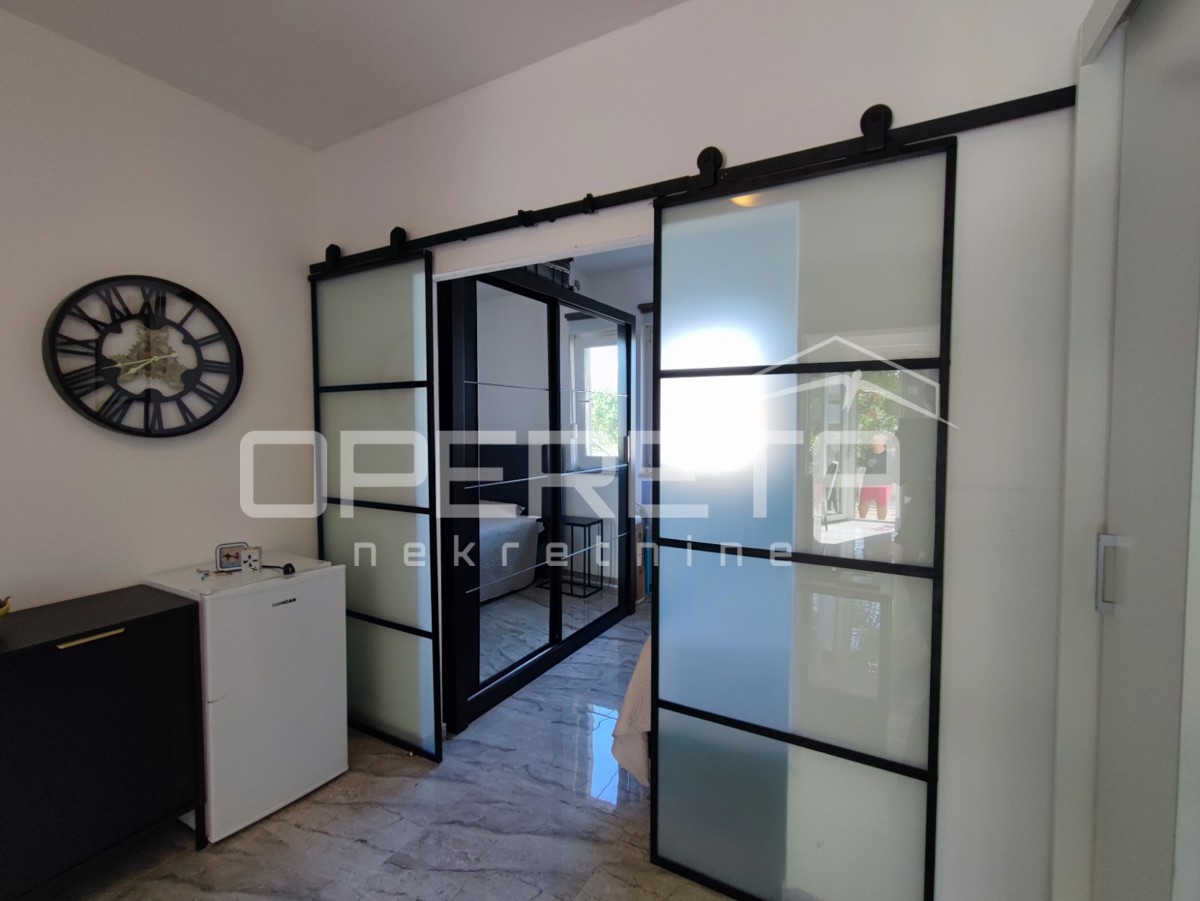 Appartamento di 77 m2, due appartamenti separati, 100 m dalla spiaggia, Vir, Zara