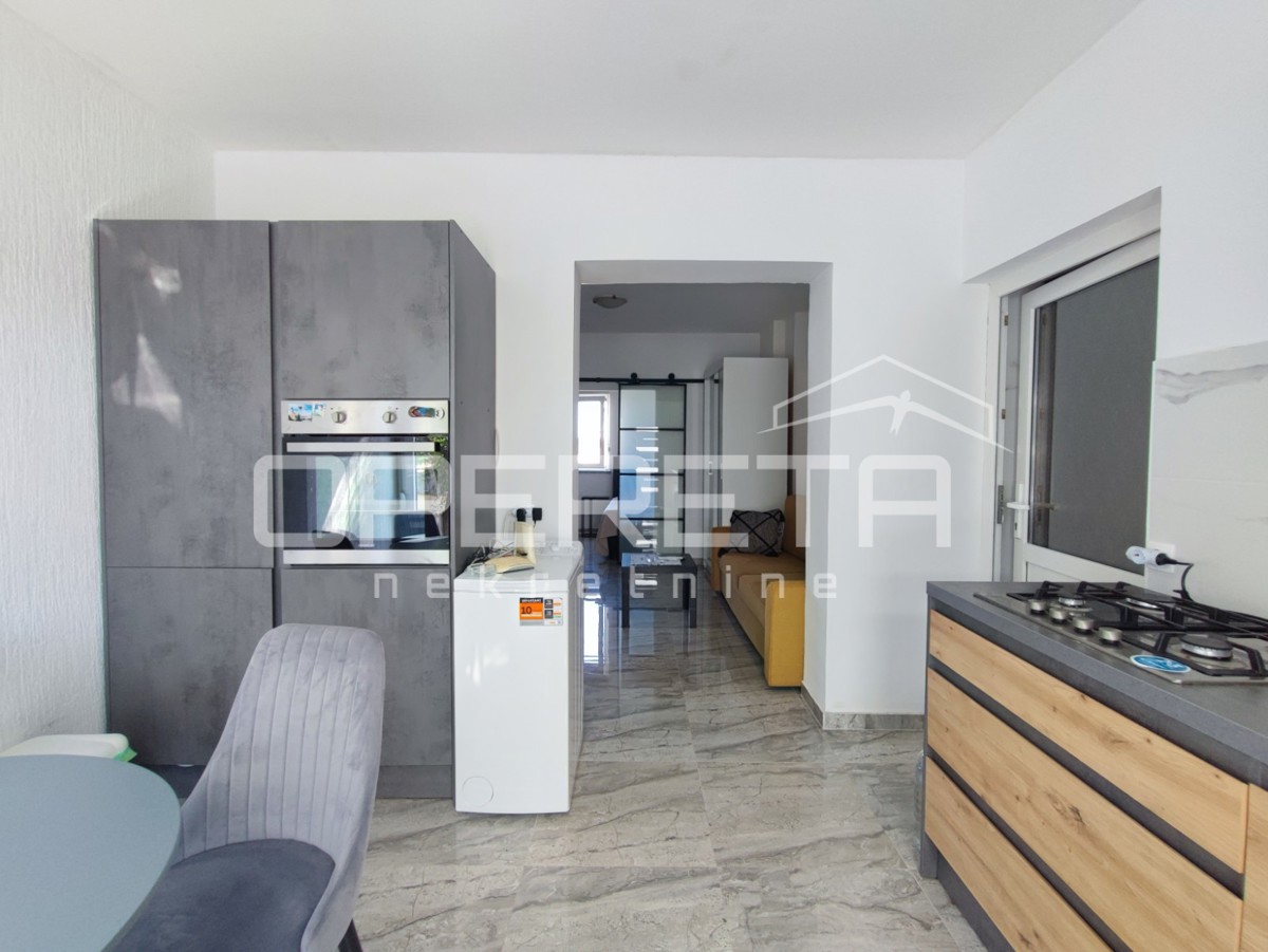 Appartamento di 77 m2, due appartamenti separati, 100 m dalla spiaggia, Vir, Zara