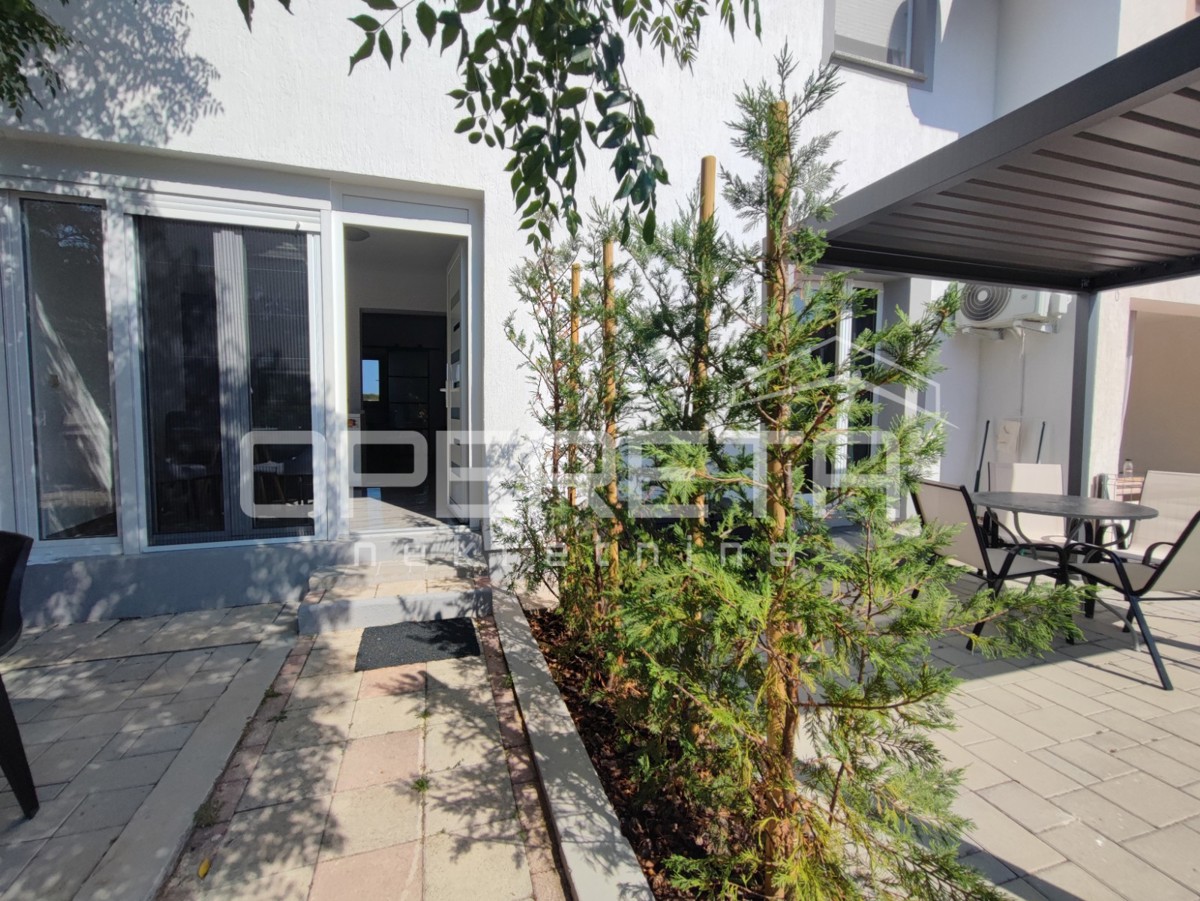 Appartamento di 77 m2, due appartamenti separati, 100 m dalla spiaggia, Vir, Zara