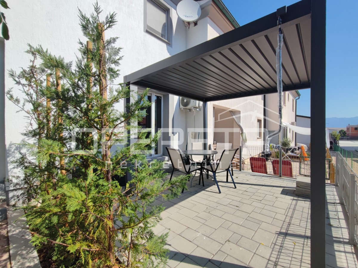 Appartamento di 77 m2, due appartamenti separati, 100 m dalla spiaggia, Vir, Zara