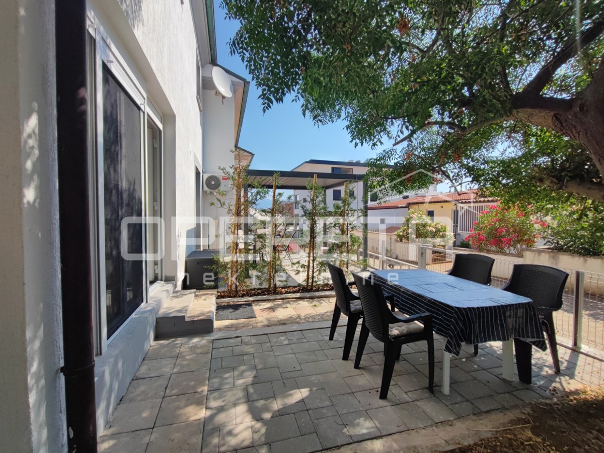 Appartamento di 77 m2, due appartamenti separati, 100 m dalla spiaggia, Vir, Zara