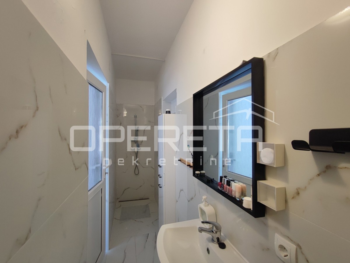 Appartamento di 77 m2, due appartamenti separati, 100 m dalla spiaggia, Vir, Zara