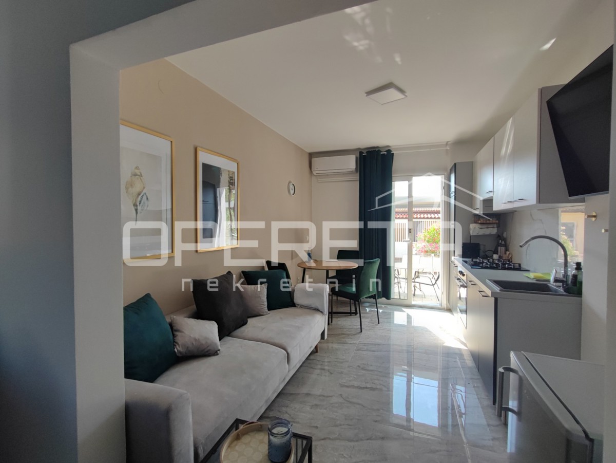 Appartamento di 77 m2, due appartamenti separati, 100 m dalla spiaggia, Vir, Zara