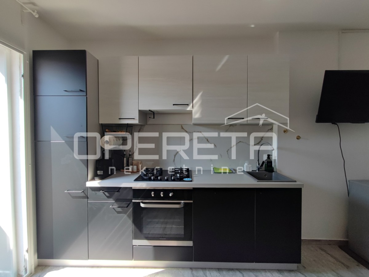 Appartamento di 77 m2, due appartamenti separati, 100 m dalla spiaggia, Vir, Zara