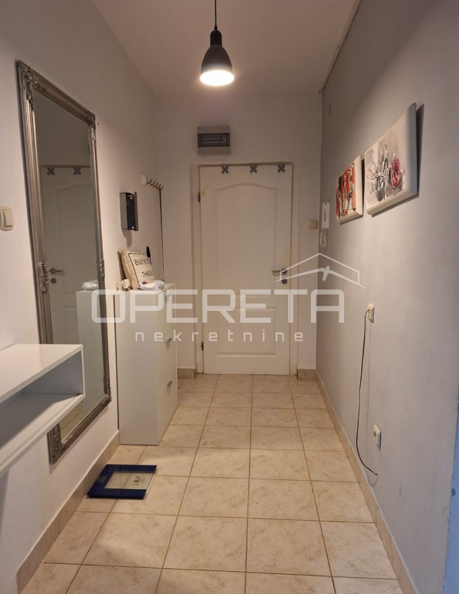 Istria, Rovigno, appartamento adattato di 47 m2 al piano terra di un edificio, a 500 m dal centro e dal mare, arredato