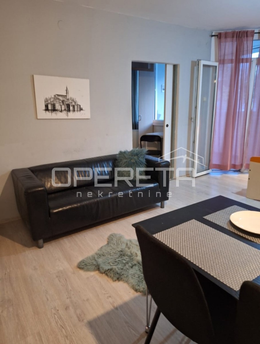 Istria, Rovigno, appartamento adattato di 47 m2 al piano terra di un edificio, a 500 m dal centro e dal mare, arredato