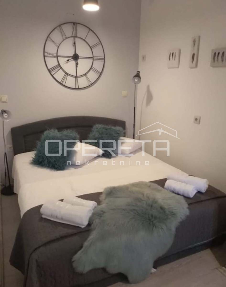 Istria, Rovigno, appartamento adattato di 47 m2 al piano terra di un edificio, a 500 m dal centro e dal mare, arredato