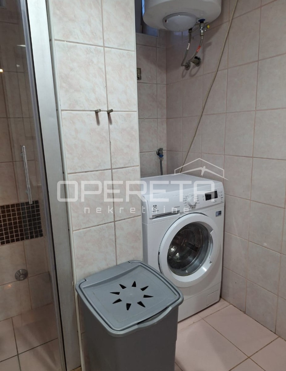 Istria, Rovigno, appartamento adattato di 47 m2 al piano terra di un edificio, a 500 m dal centro e dal mare, arredato