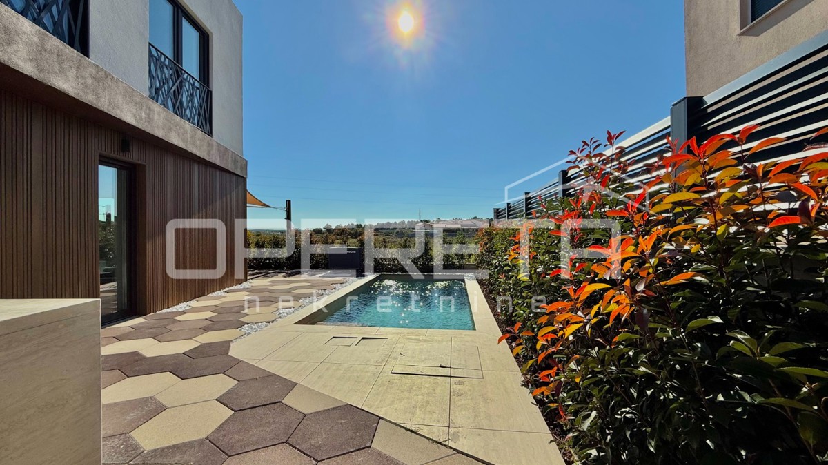 Nin: Casa moderna con piscina, sauna e giardino verde A4