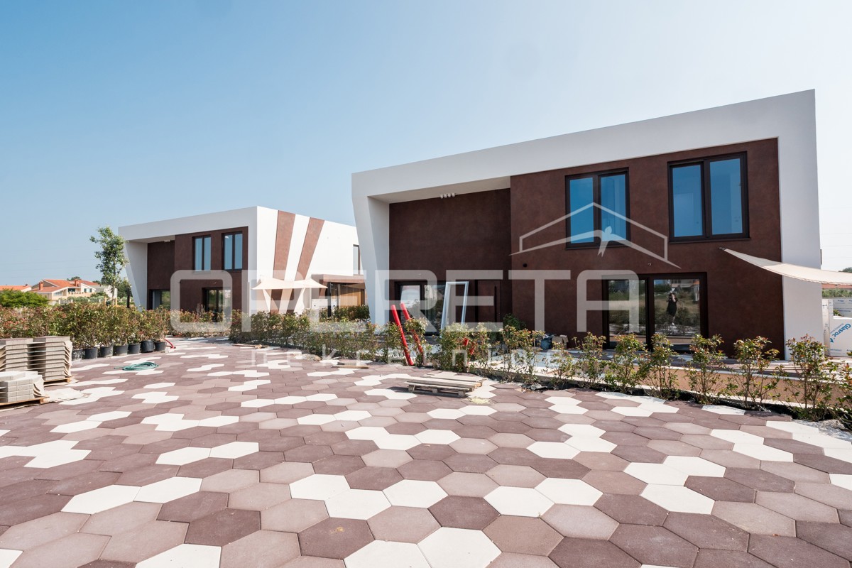 Nin: Casa moderna con piscina, sauna e giardino verde A4