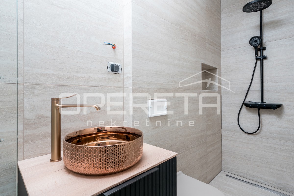 Nin: Casa moderna con piscina, sauna e giardino verde A4