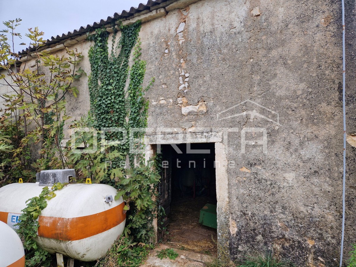 Istria, Manjadvorci, Proprietà con tre case in rovina, terreno e progetto preliminare