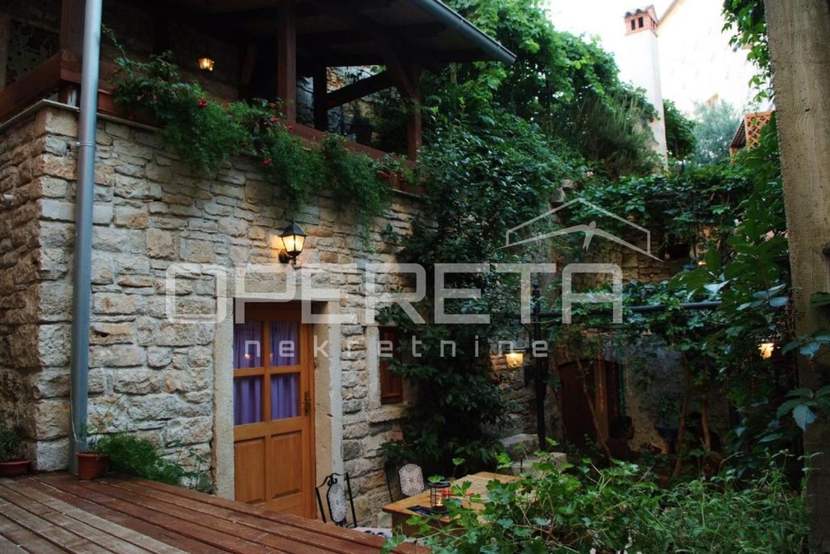 Autentica casa in pietra con cinque unità abitative, Bale, Istria