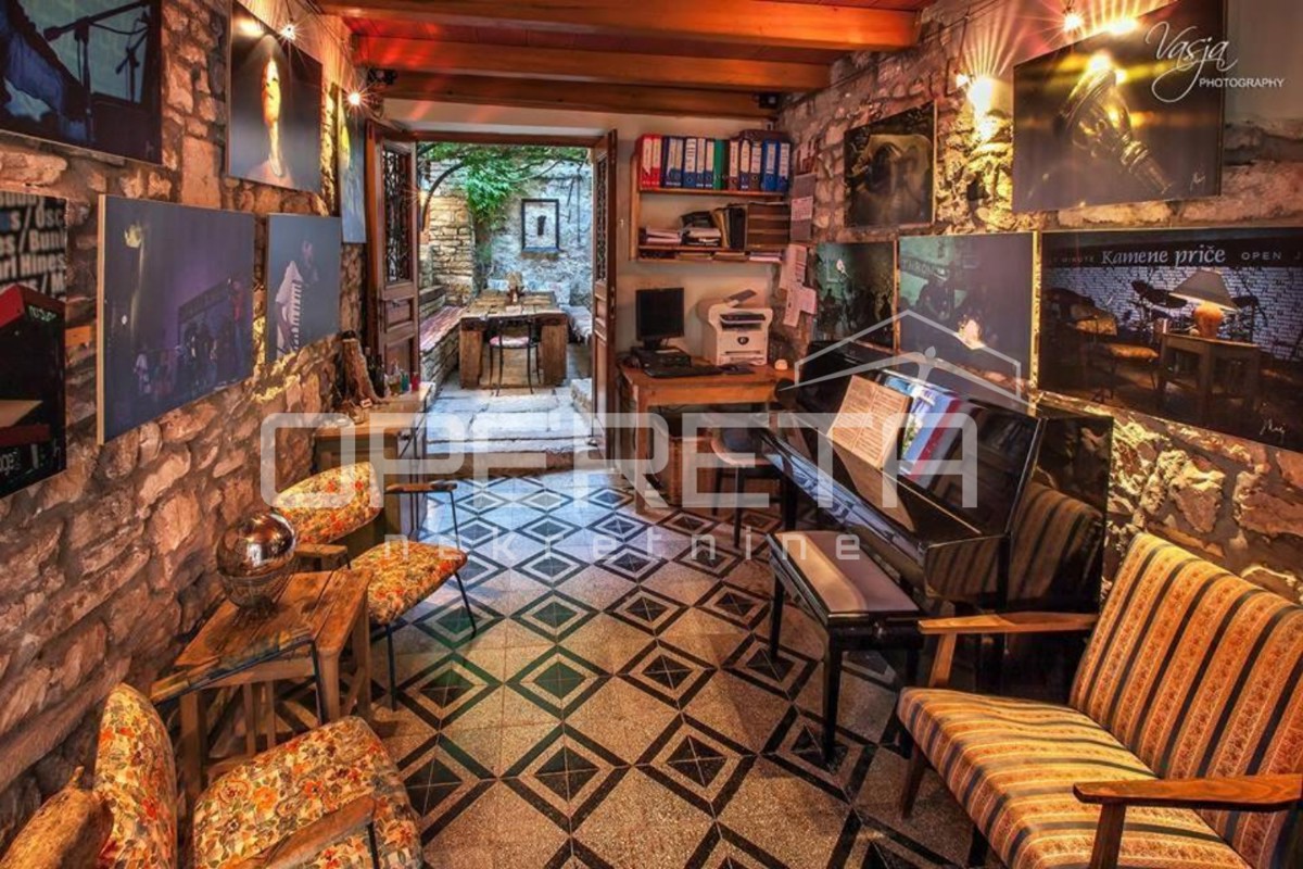 Autentica casa in pietra con cinque unità abitative, Bale, Istria