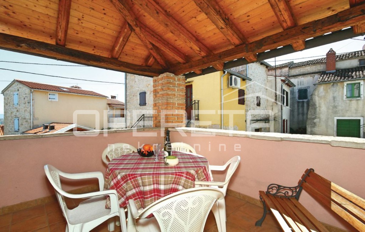Vižinada – Casa in pietra con terrazza e spazio abitativo aggiuntivo