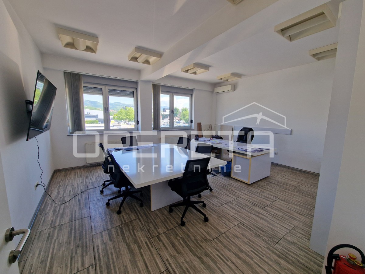 Capannone - magazzino, ascensore, parcheggio e uffici – Jankomir