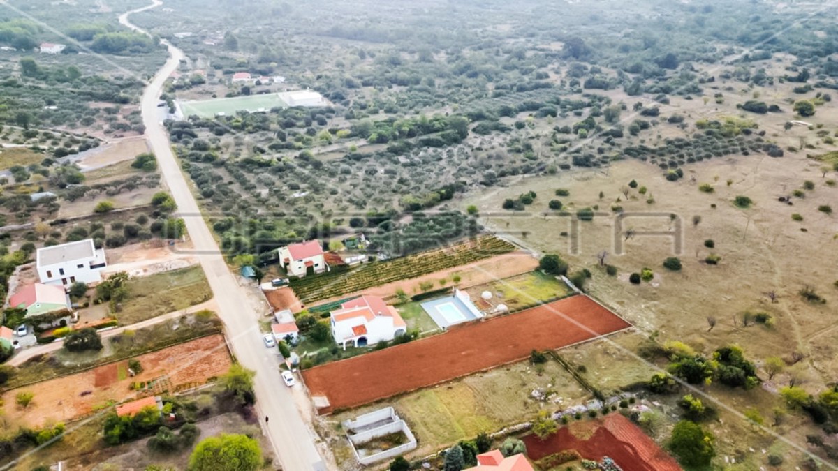 Terreno edificabile attraente vicino al mare, 1.283 m²