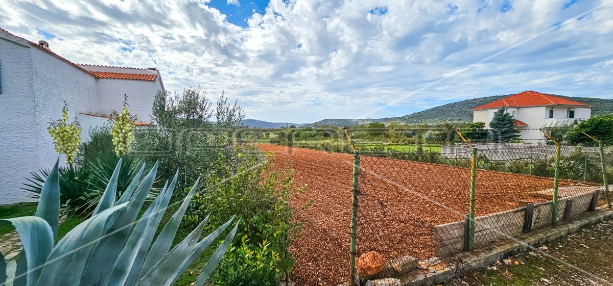 Terreno edificabile attraente vicino al mare, 1.283 m²