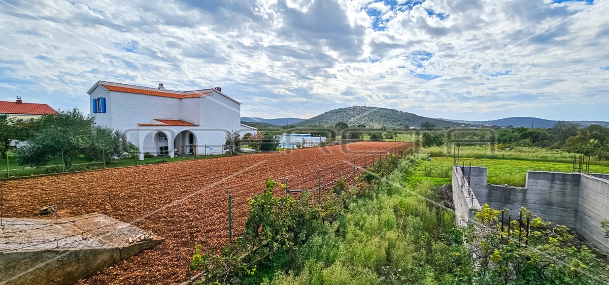 Terreno edificabile attraente vicino al mare, 1.283 m²