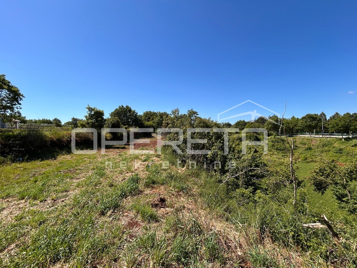 Terreno edificabile – Marići, 4.375 m² – due accessi, infrastruttura, opportunità!