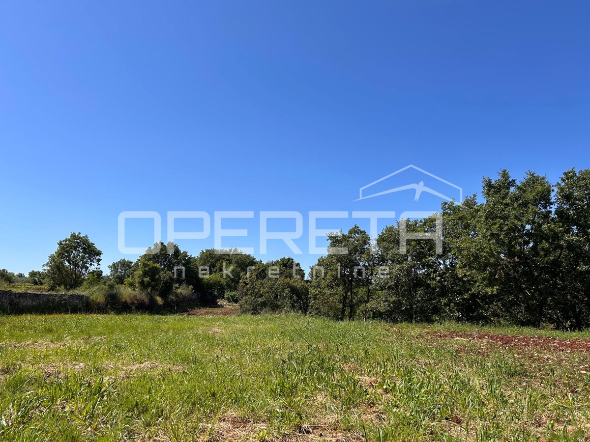 Terreno edificabile – Marići, 4.375 m² – due accessi, infrastruttura, opportunità!