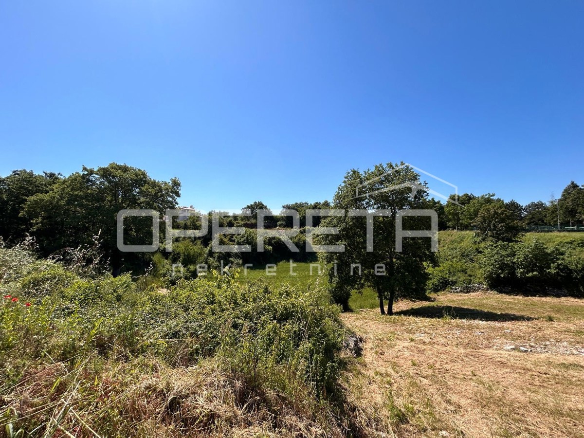 Terreno edificabile – Marići, 4.375 m² – due accessi, infrastruttura, opportunità!