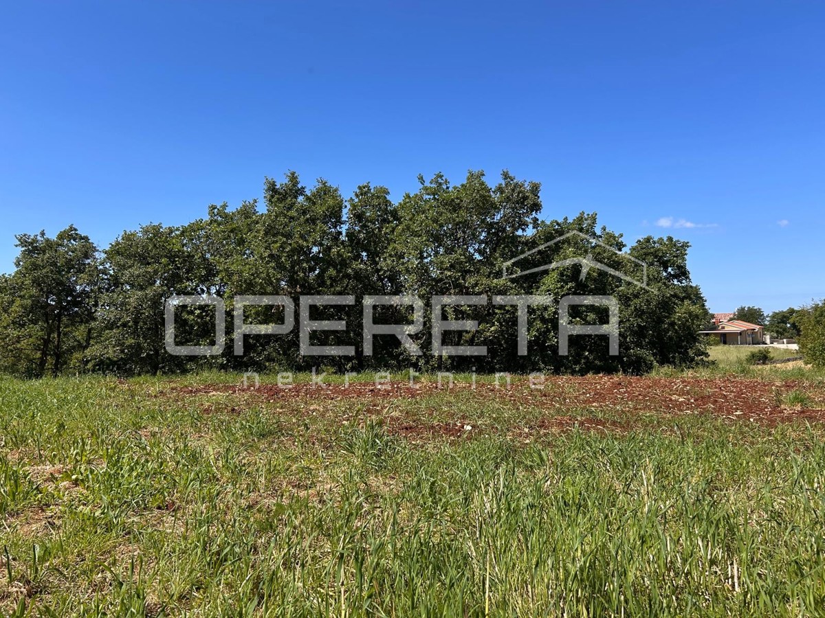 Terreno edificabile – Marići, 4.375 m² – due accessi, infrastruttura, opportunità!