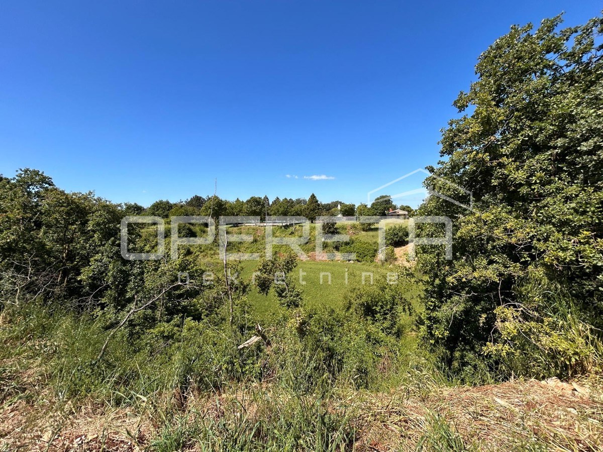 Terreno edificabile – Marići, 4.375 m² – due accessi, infrastruttura, opportunità!