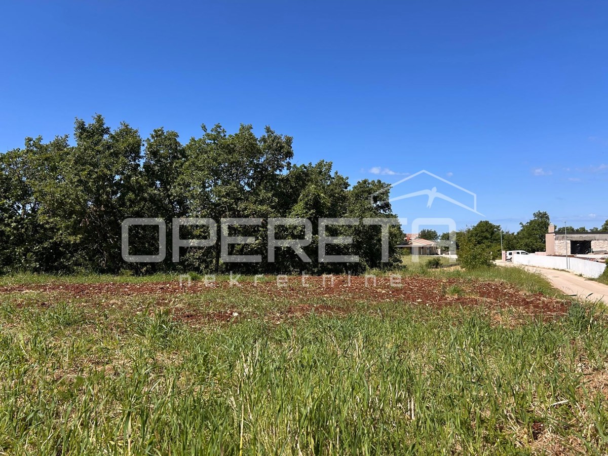 Terreno edificabile – Marići, 4.375 m² – due accessi, infrastruttura, opportunità!