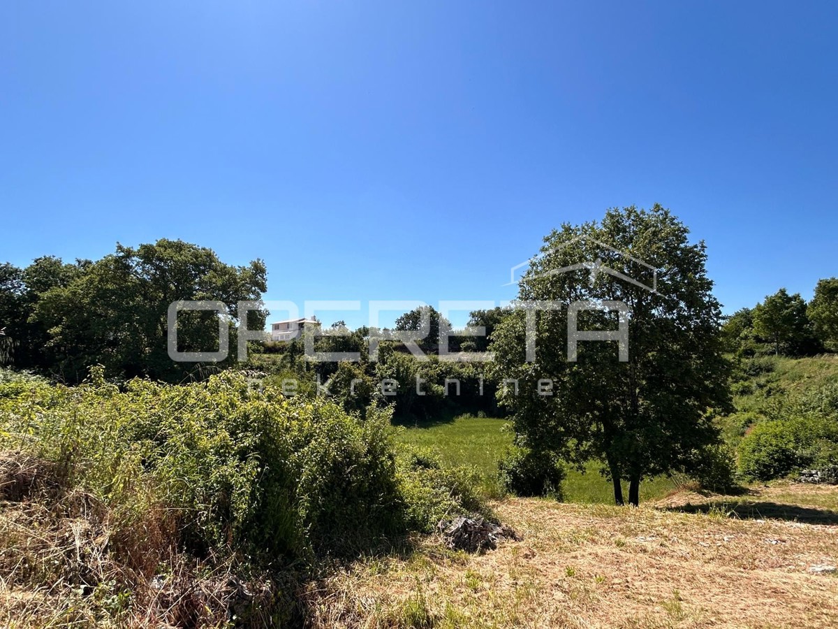 Terreno edificabile – Marići, 4.375 m² – due accessi, infrastruttura, opportunità!