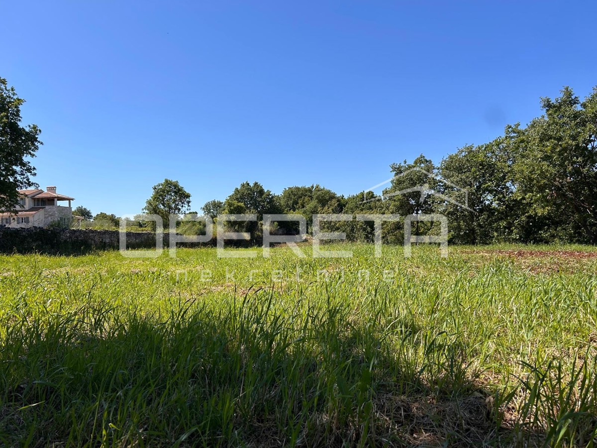 Terreno edificabile – Marići, 4.375 m² – due accessi, infrastruttura, opportunità!