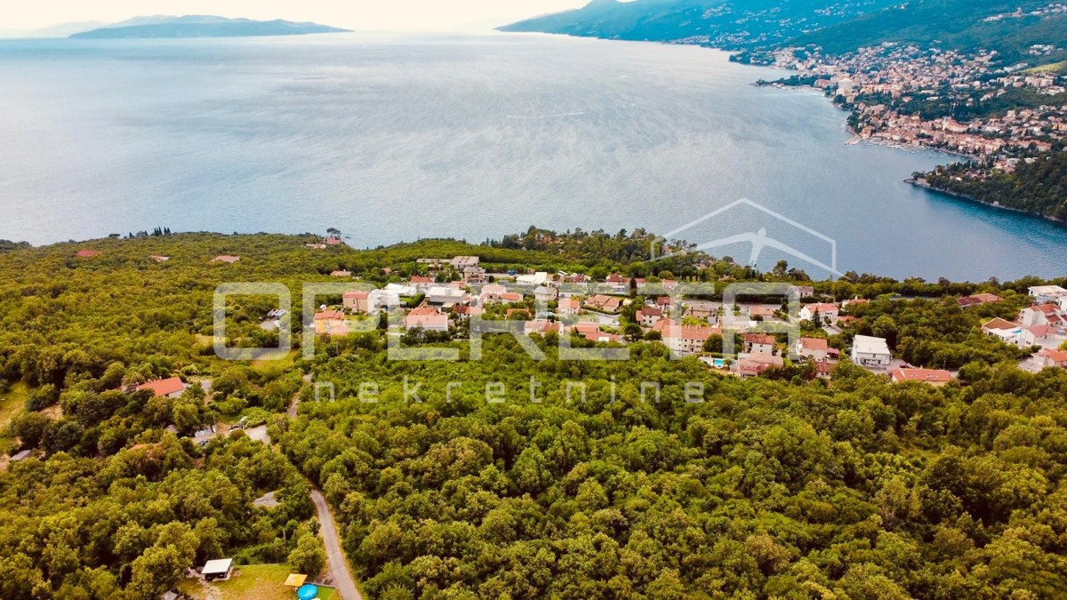 Eccellente opportunità – Terreno edificabile con vista mare sulla riviera di Opatija