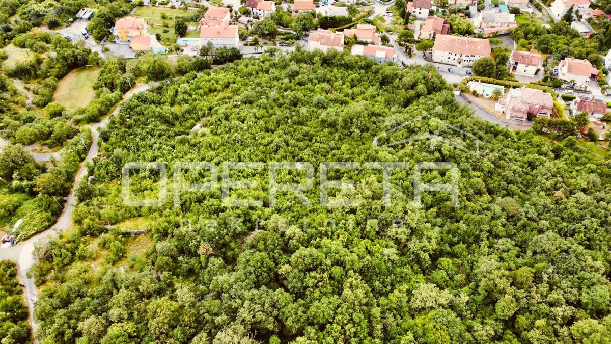 Eccellente opportunità – Terreno edificabile con vista mare sulla riviera di Opatija