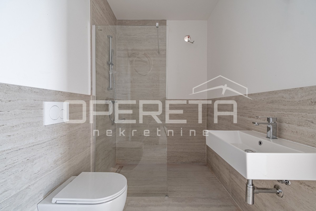 Istria, zona di Novigrad – appartamento con quattro camere da letto con vista mare