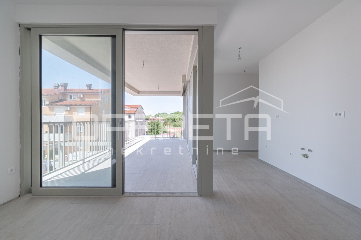 Istria, zona di Novigrad – appartamento con quattro camere da letto con vista mare