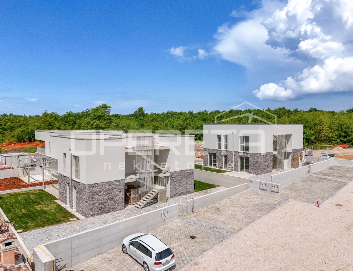 Istria, zona di Novigrad – appartamento con quattro camere da letto con vista mare