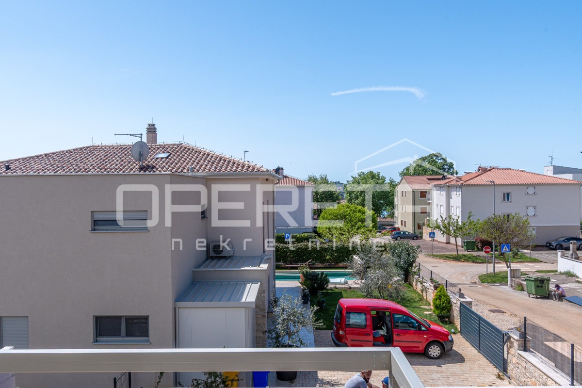 Istria, zona di Novigrad – appartamento con quattro camere da letto con vista mare