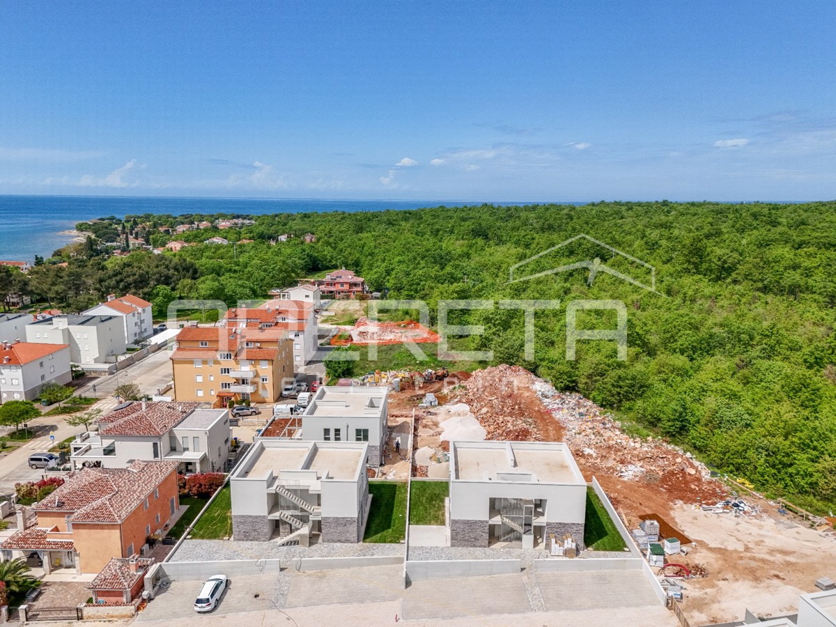 Istria, zona di Novigrad – appartamento con quattro camere da letto con vista mare