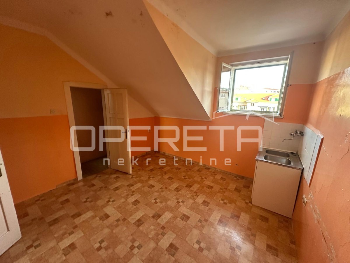 Appartamento trilocale nel centro di Spalato – ristrutturazione, soffitti alti