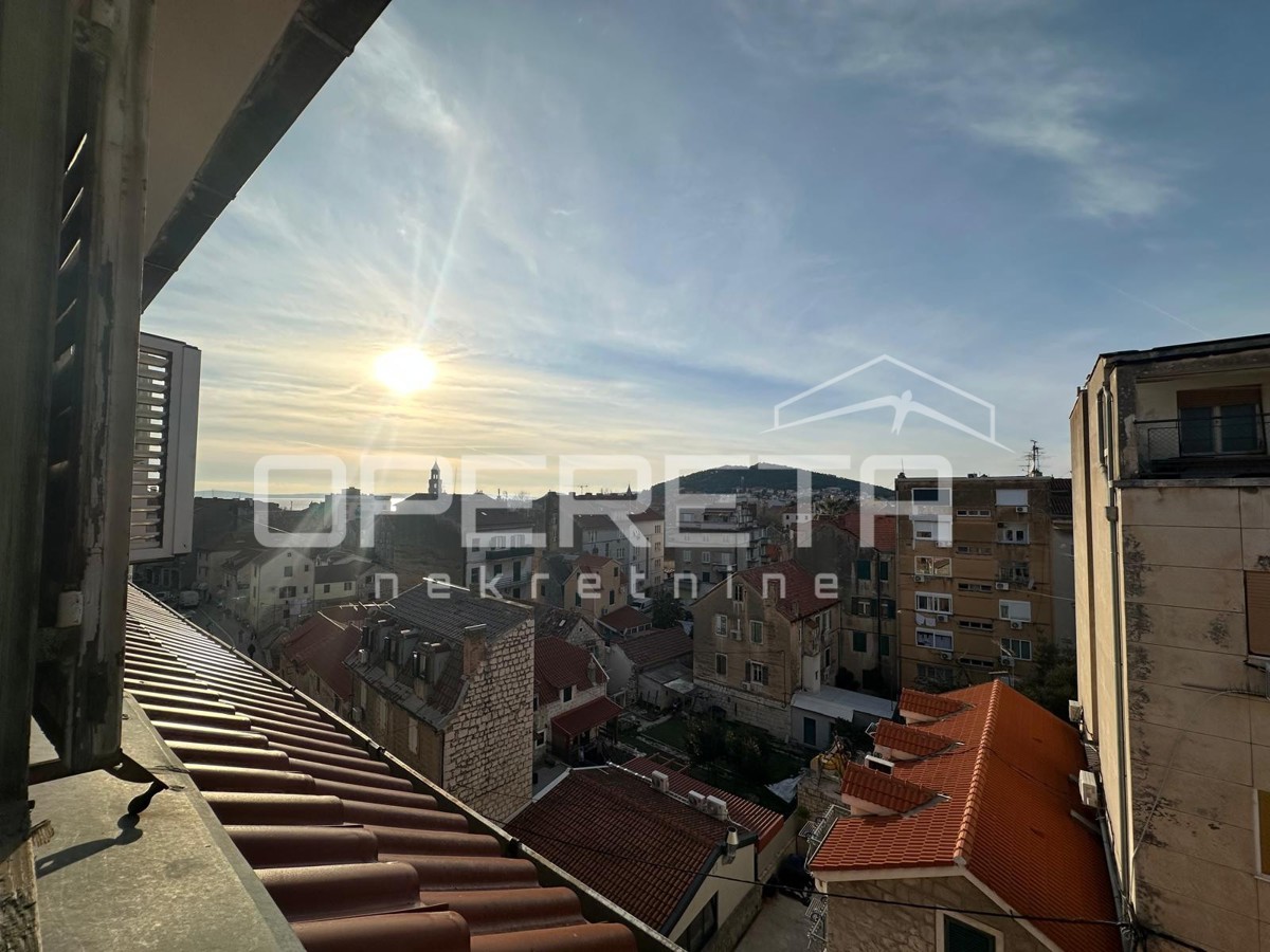 Appartamento trilocale nel centro di Spalato – ristrutturazione, soffitti alti