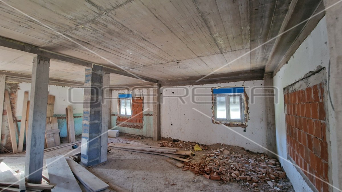 Azienda agricola, casa con 3 edifici ad uso agricolo, terreno, Brinje, 235 m2