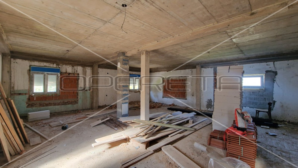 Azienda agricola, casa con 3 edifici ad uso agricolo, terreno, Brinje, 235 m2