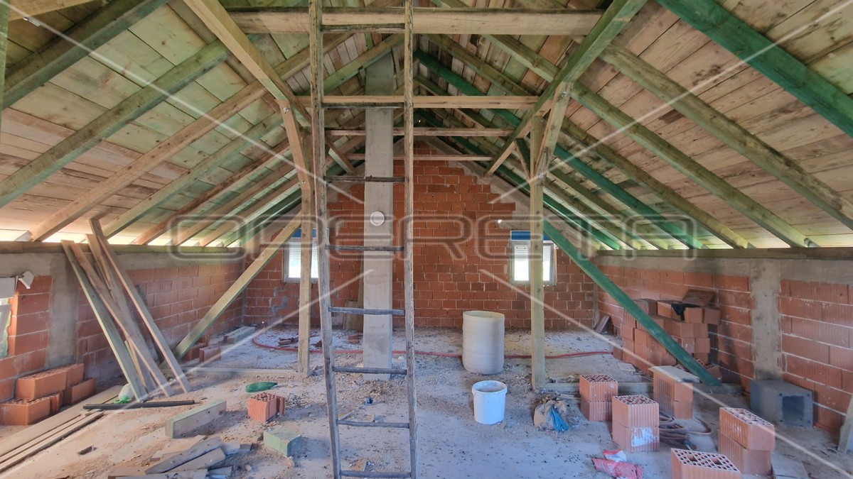 Azienda agricola, casa con 3 edifici ad uso agricolo, terreno, Brinje, 235 m2